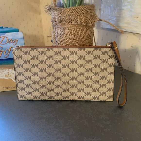 Michael Kors NEW never carried Wristlet. Khaki Tan PVC with Brown signature MK. - Picture 3 of 7